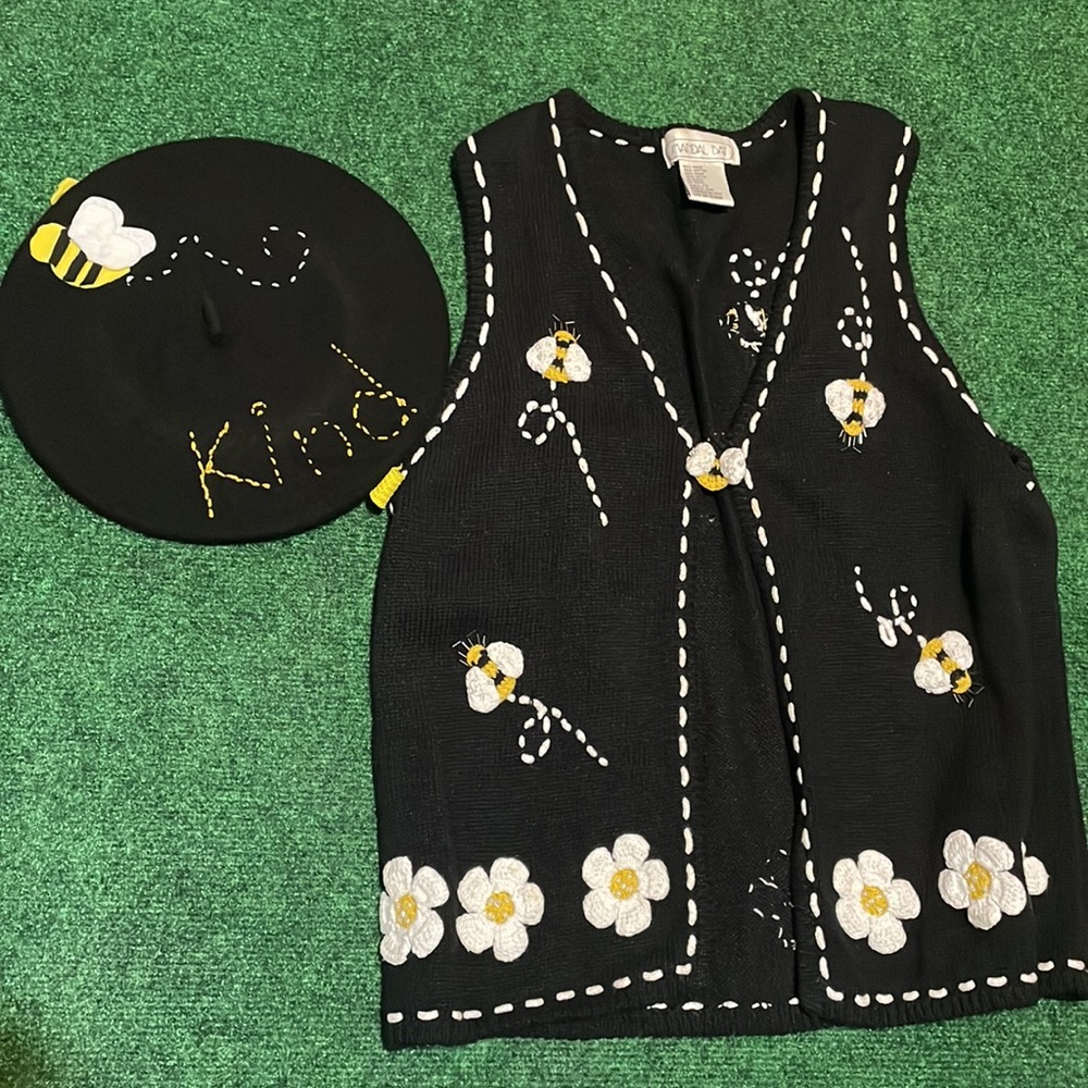 Black felt bumblebee beret